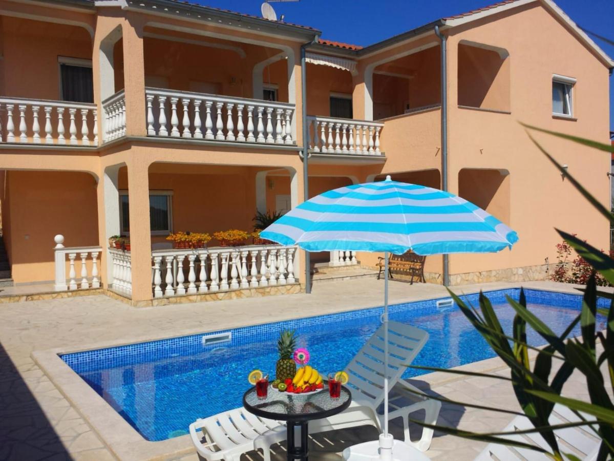 Haus Delphin Apartment Пореч Екстериор снимка