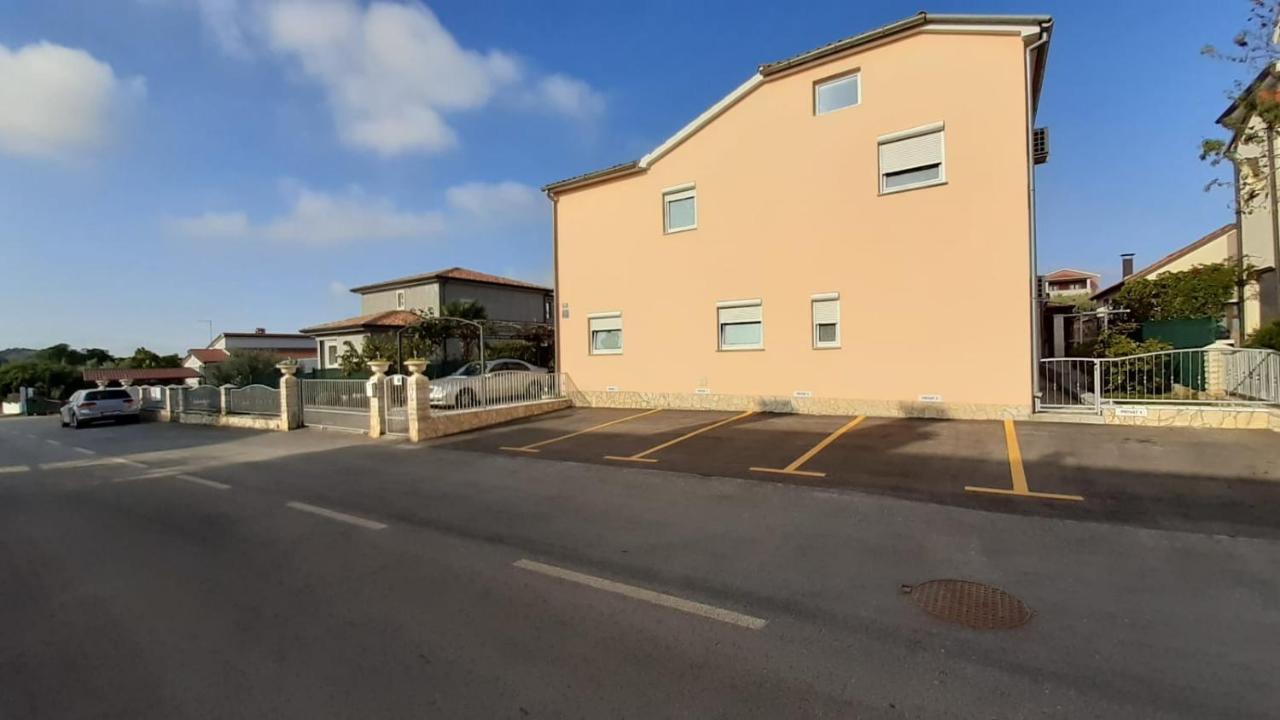 Haus Delphin Apartment Пореч Екстериор снимка
