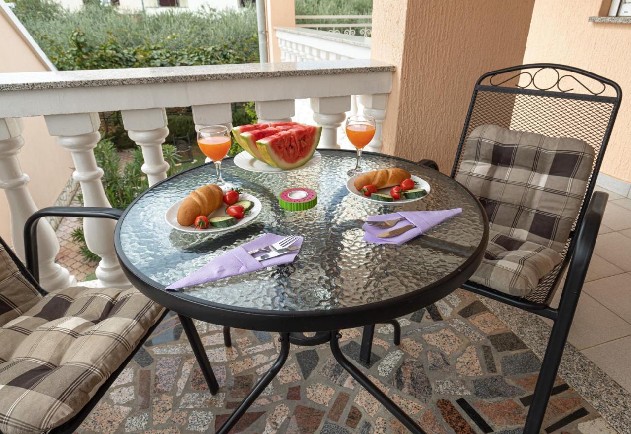 Haus Delphin Apartment Пореч Екстериор снимка