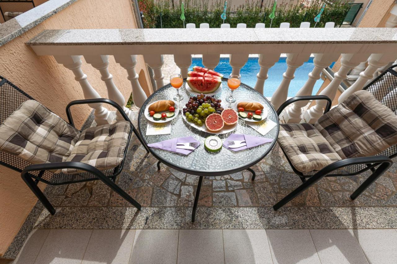 Haus Delphin Apartment Пореч Екстериор снимка