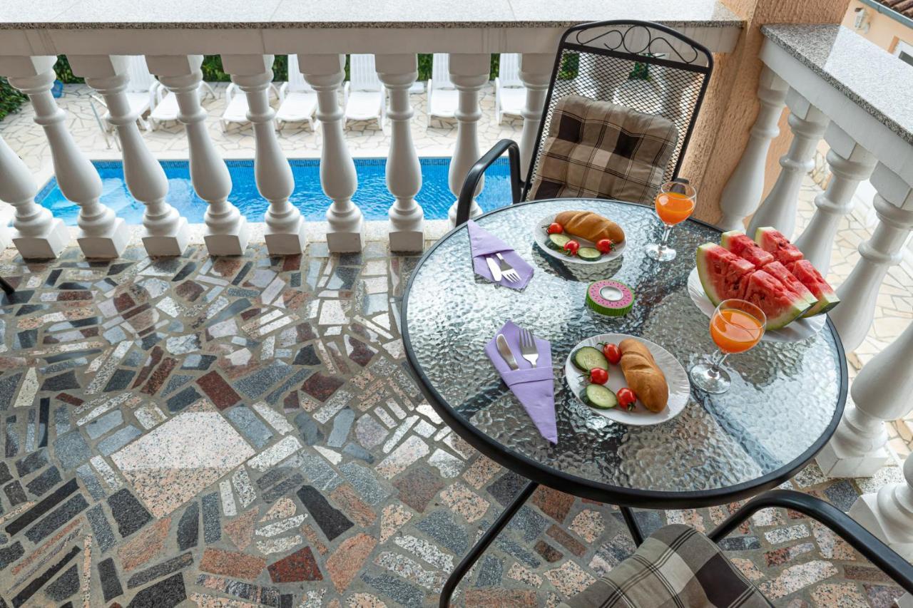 Haus Delphin Apartment Пореч Екстериор снимка