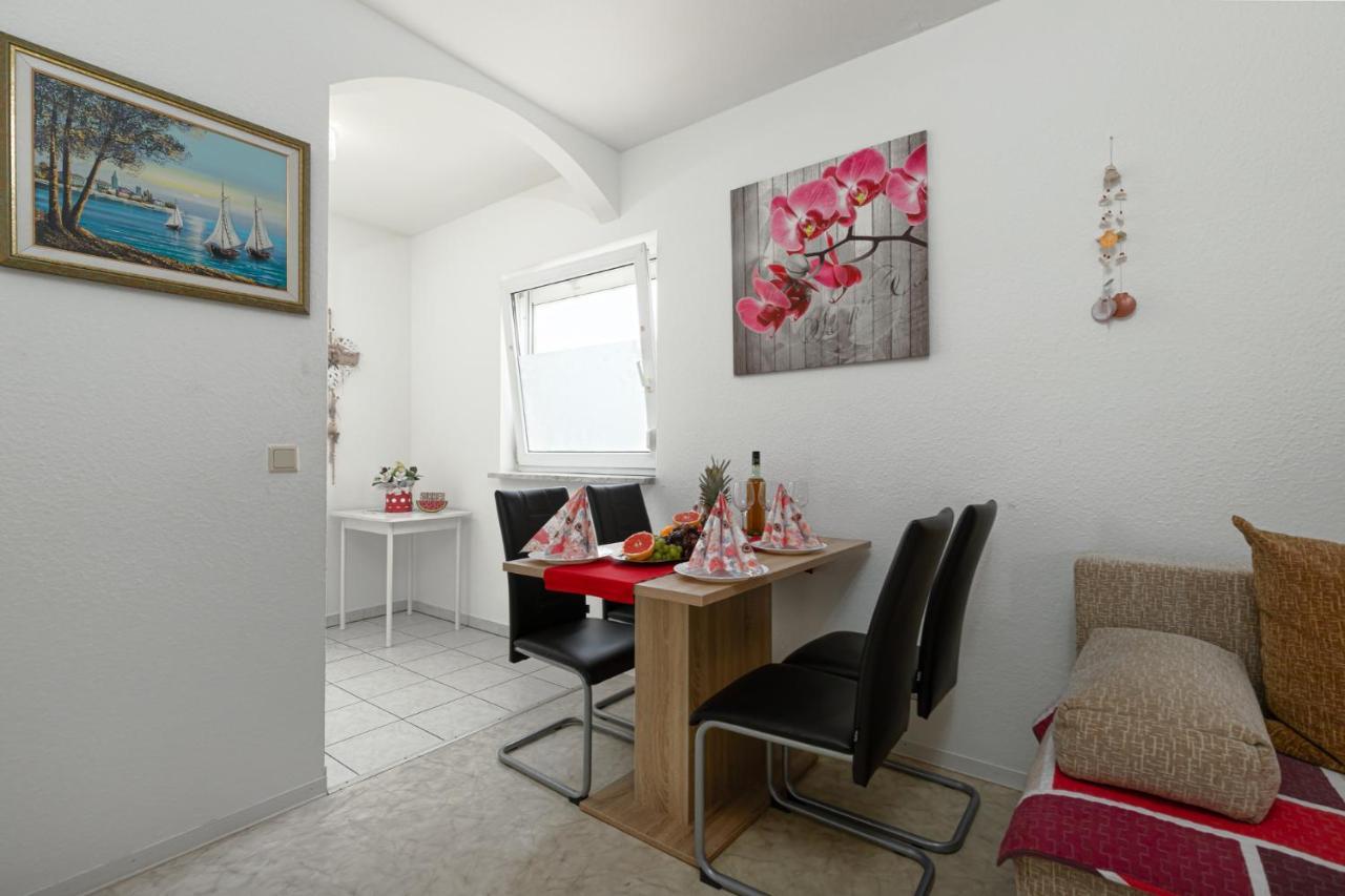 Haus Delphin Apartment Пореч Екстериор снимка