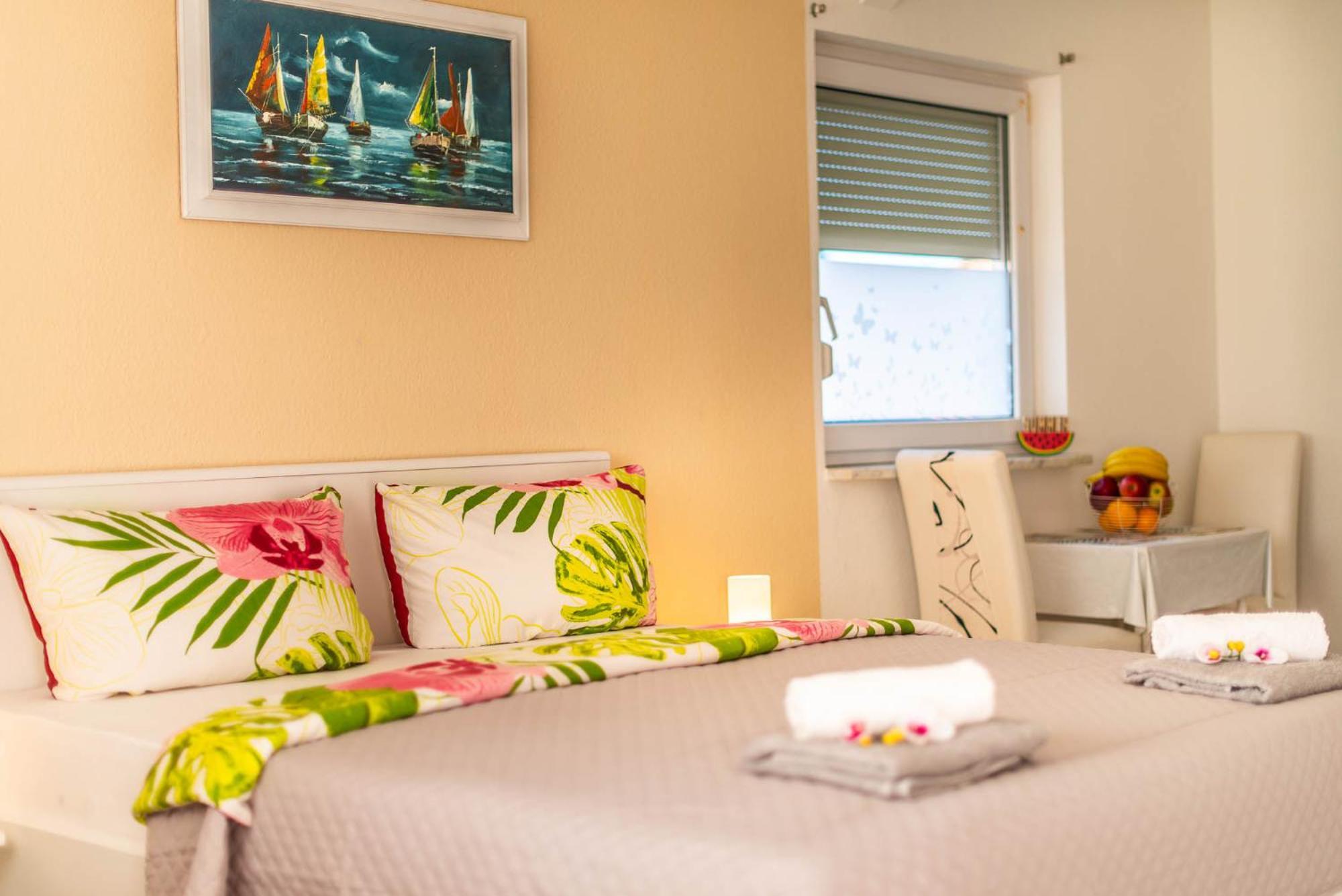 Haus Delphin Apartment Пореч Екстериор снимка